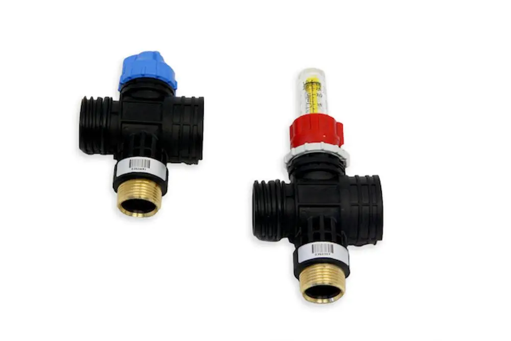 Zwei Kunststoffverschraubungen von Roth, eine mit blauem Verschluss und eine mit rotem Messgerät. Beide haben männliche Anschlussgewinde und sind für hydraulische Systeme konzipiert.
